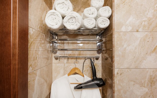 Leonsia Hotel