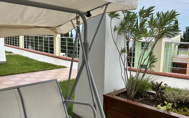 Апартаменты Олива с зоной патио и отдельной спальней