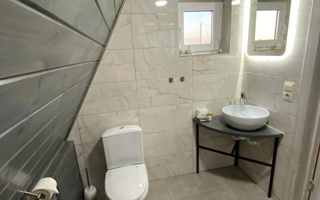 A frame Po Shchuch'emu veleniyu Seryj domik na beregu reki Privat House