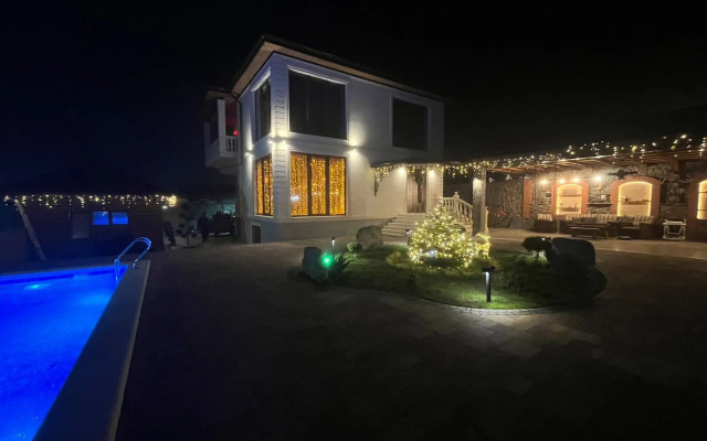 Частный Дом в Горах с Бассейном