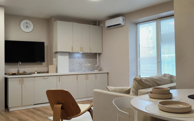 Dizaynerskaya dvushka u morya Flat
