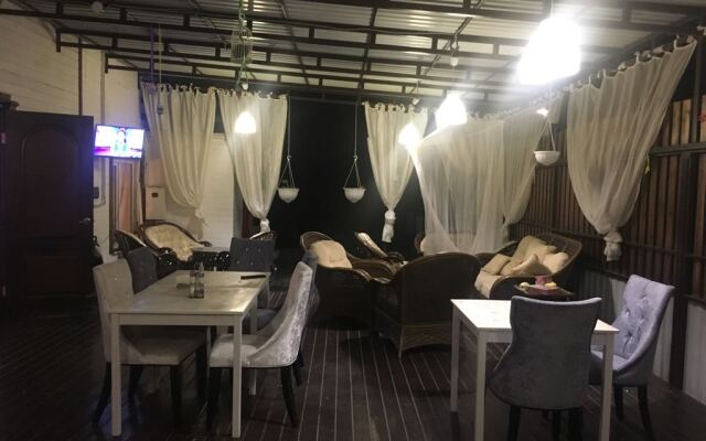 Отель Белый