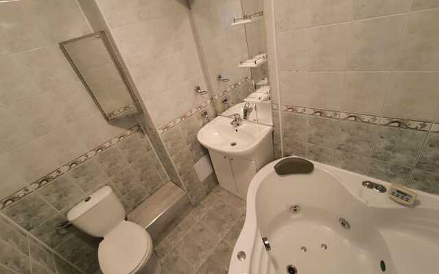 S Basseynom, Saunoy  i Kaminom Private House