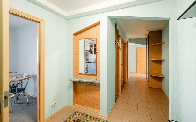 Ryadom s tsentrom i vokzalom na 9 gostei Flat
