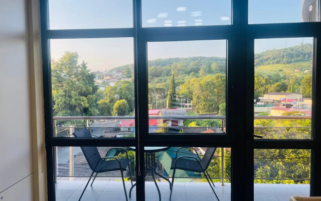 Chetyryokhmestnye apartamenty s balkonom ı basseynom na territorii Apartments