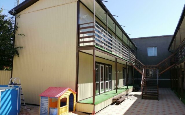 Na Uyutnoy 10 Guest House