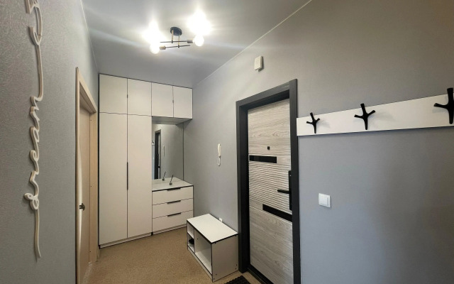 Okeanskie Panoramy. Vid na okean, vulkan, buhtu, gory i gorod Flat