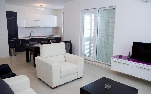 Spacious Beachfront Apartments Tanita