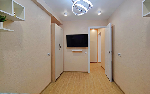 Dizaynerskie Tryokhkomnatnye Apartments