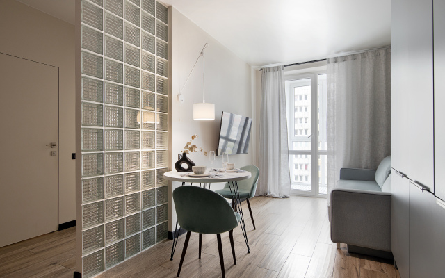 Апартаменты улучшенные в новом доме с качелей