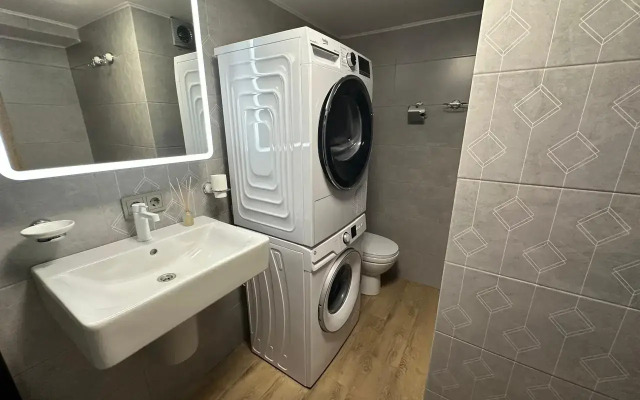 Dvukhurovnevaya studiya s dvumya sanuzlami v parke Apartments