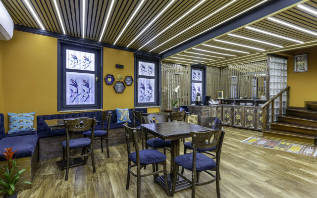 Wonder Wood Hotel