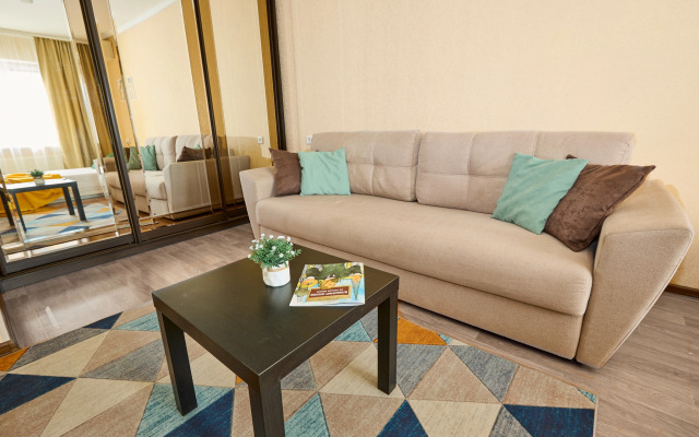 Квартира с диваном на кухне и балконом на Байбакова 2