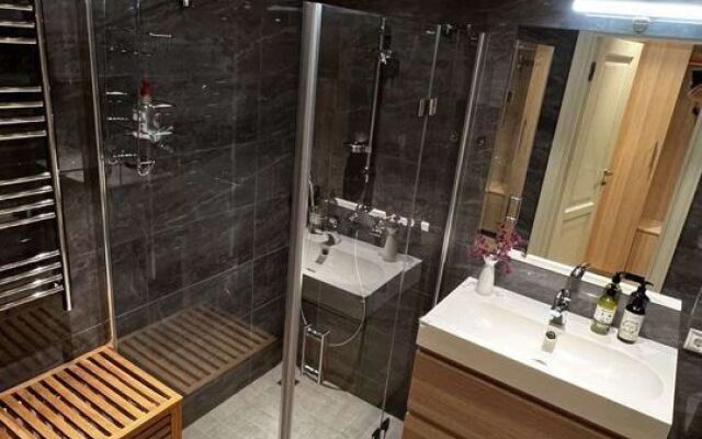 Na Naberezhnoj Bolshoj Hevki Flat