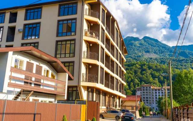 Sovremennaya studiya s vidom na goru ryadom s pod"yemnikami i Kazino Flat