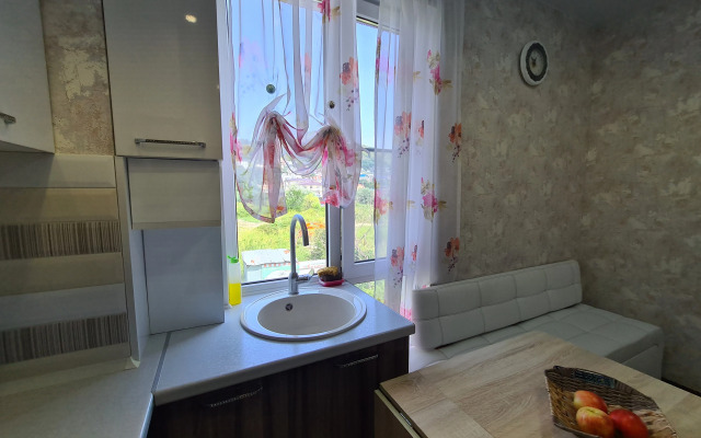 V Siriuse S Otdelnoy Spalney I Balkonom Flat