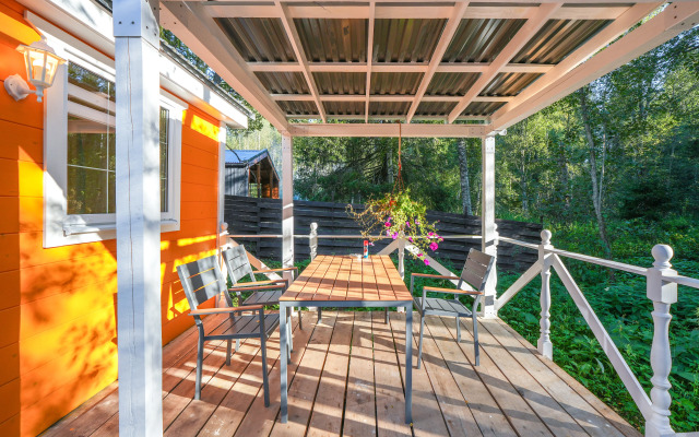 Шале Желтый домик в лесу на Живописной улице