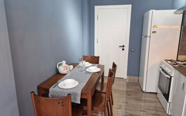 Prostornaya Kvartira Vozle Morya Apartments