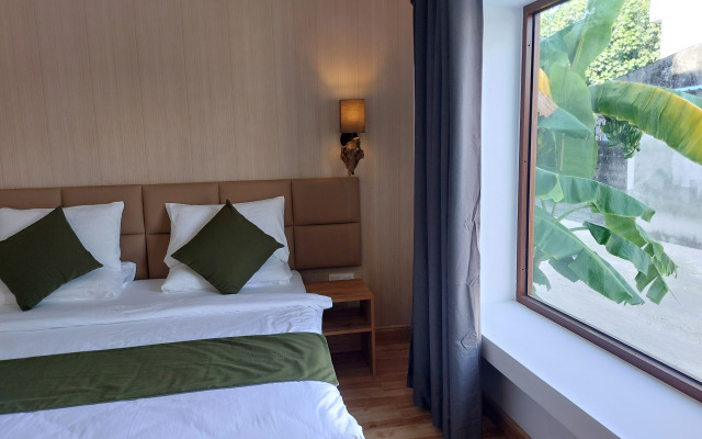 Comfy Cool Breeze by Emzaz Hotel