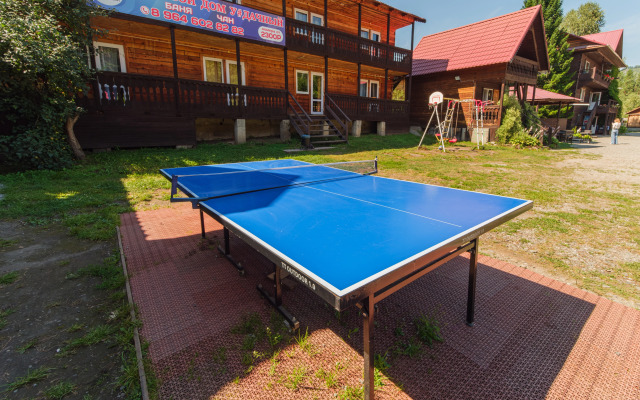 U Dachnyij Guest House