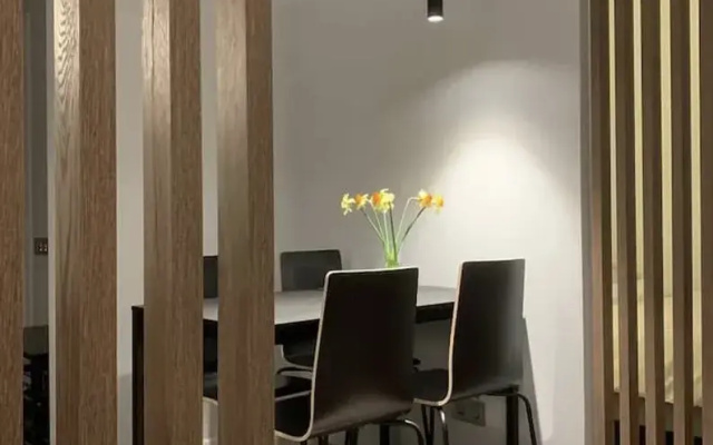 Studia s terrasoj s vidom na gornye versiny