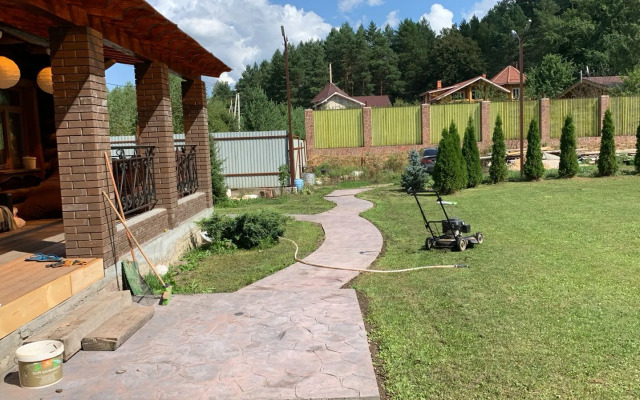 Uyutny dom v lesu u reki Private house