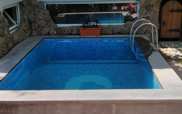 Hin Yerevantsi Hotel