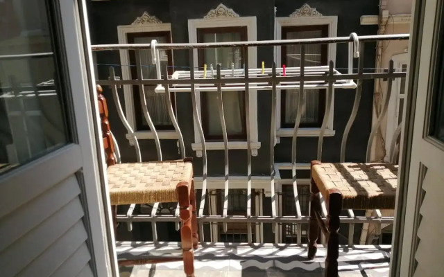 3 Bedroom with Local Charm in Galata Apartments