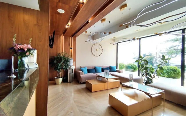 V Ak Luchezarny Apartments
