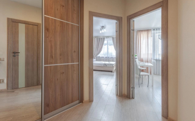 Na Ulitse Novo-Sadovaya 215 Flat