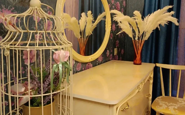Uyutnaya dvukhkomnatnaya s konditsionerom Ermitazh Flat