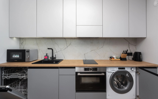 Квартира с Мансардными Окнами и Видом на Море