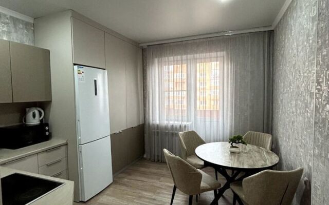 Na Ulitse Latysheva 3l Flat
