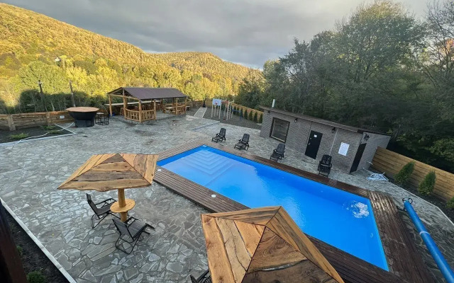 S baney, basseynom i mangalom Private house