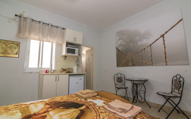 Car4 U Studio Apartments