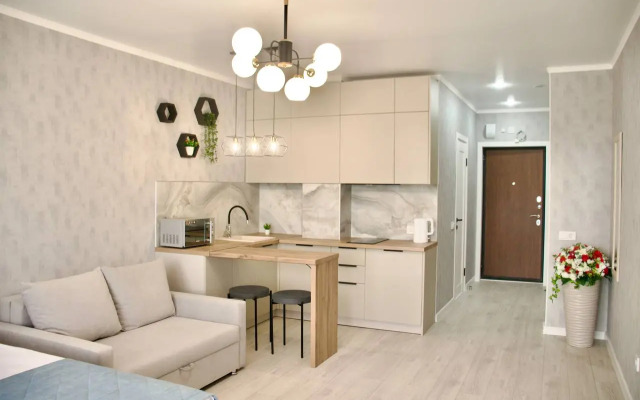 S basseynom u morya Apartment