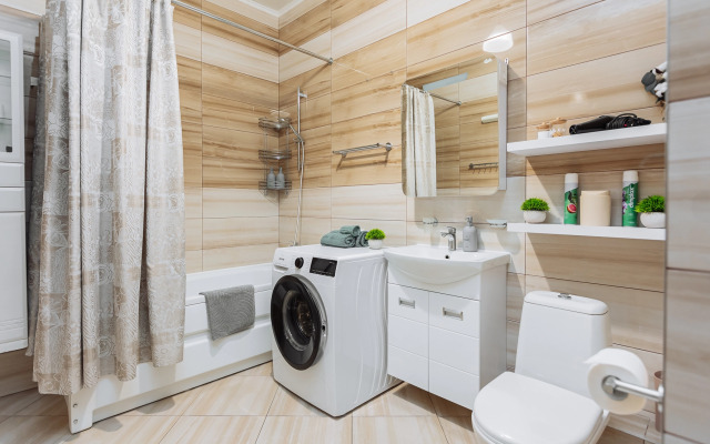 Dushevnaya, uyutnaya v parke na beregu ozera Flat