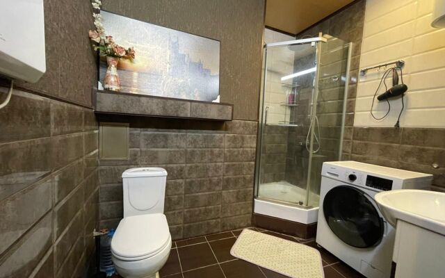 Na Belykh Akatsiyakh Flat