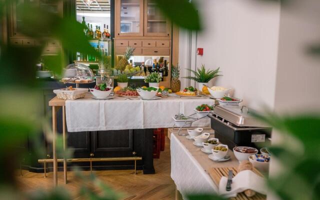 Отель Public House