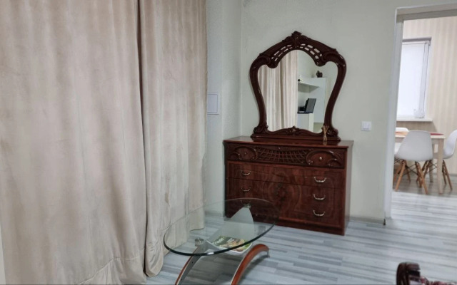 S Uchastkom V Tsentre Goroda Flat