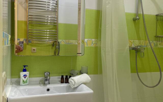 S dvumya spalnyami i balkonom Ajax Na Tyulpanov 41 Apartments