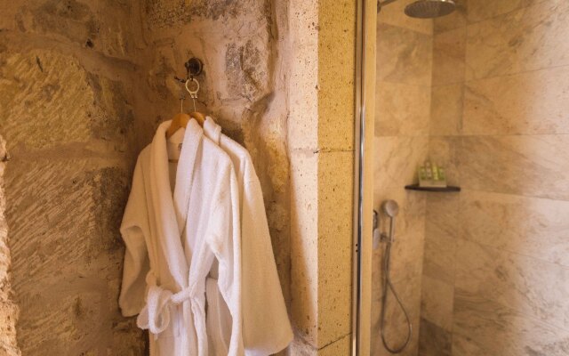 Solo Cave Suites Hotel
