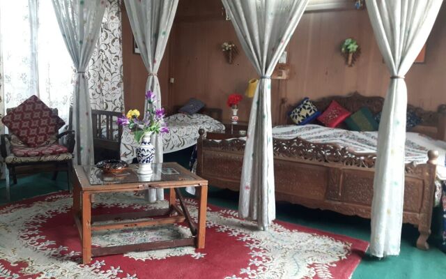 Houseboat Donoo Palace Hotel