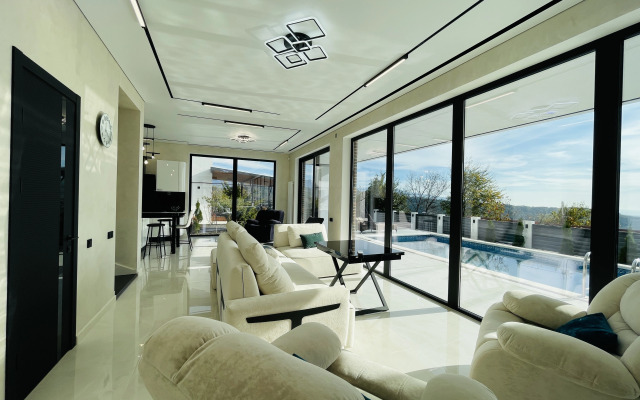 S Basseynom I Baney Villa