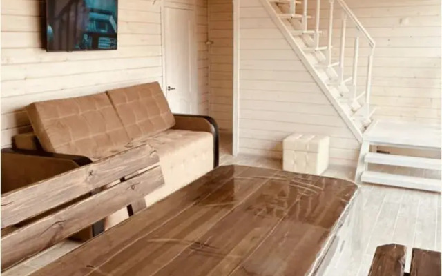 S baney basseynom i mangalom na beregu reki Private house