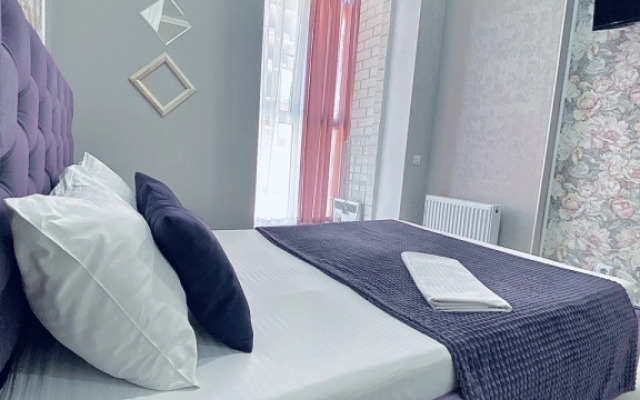 Стильная студия Фиолет возле парка и лебединого озера