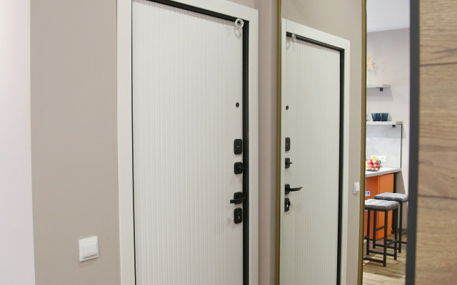 Апартаменты Уорхол - апельсин и капучино в интерьере с собственным двориком для BBQ в 10 минутах от центра