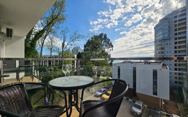 Квартира светлая студия с видом на море и балконом с бассейном на территории