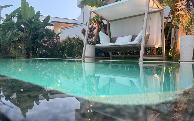 Little Palm Hotel