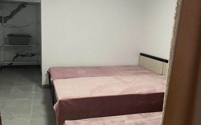 Standartny Trekhmestny S Vannoy Komnatoy Apartment